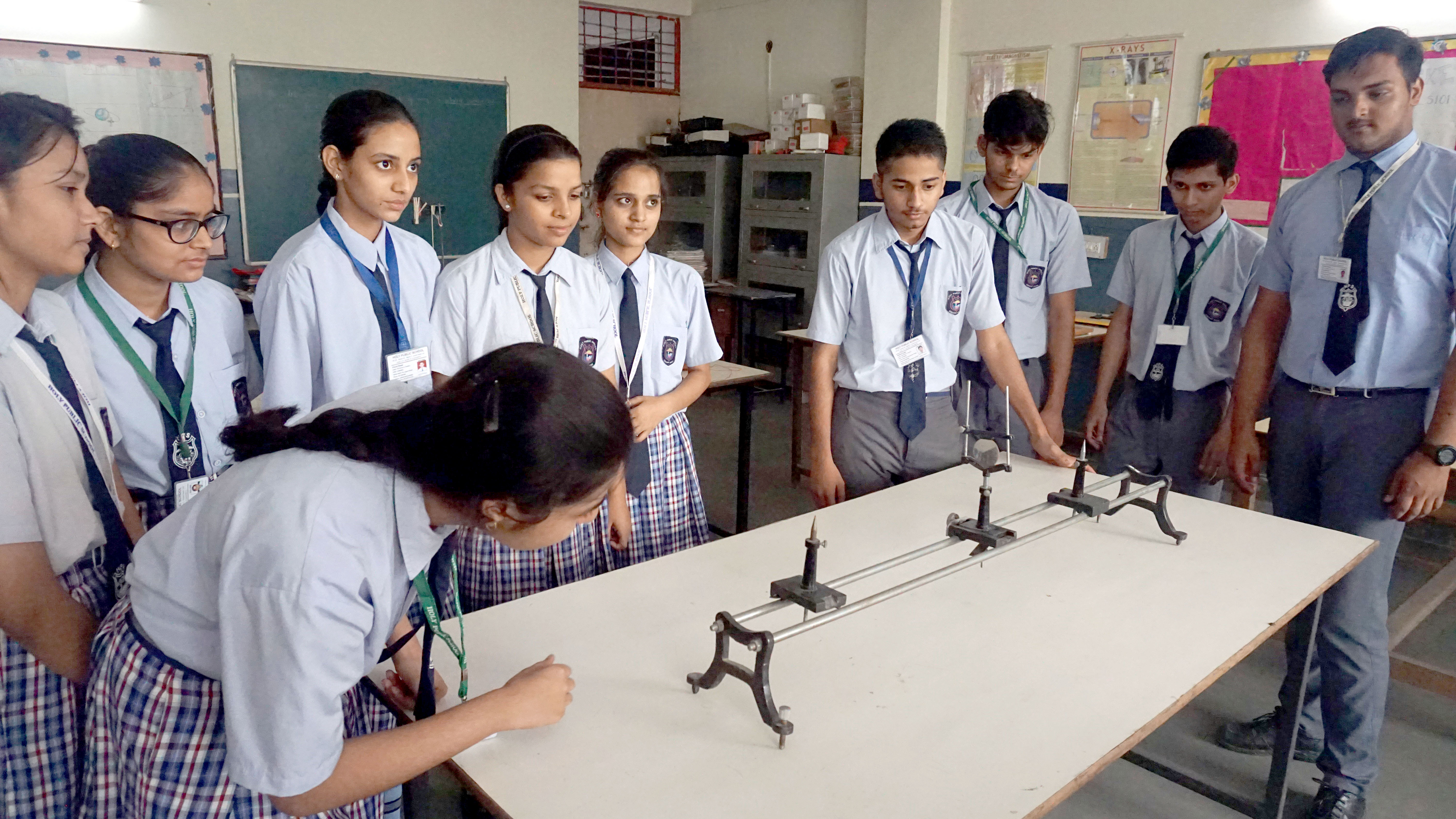 physics-lab-holy-public-school-noida